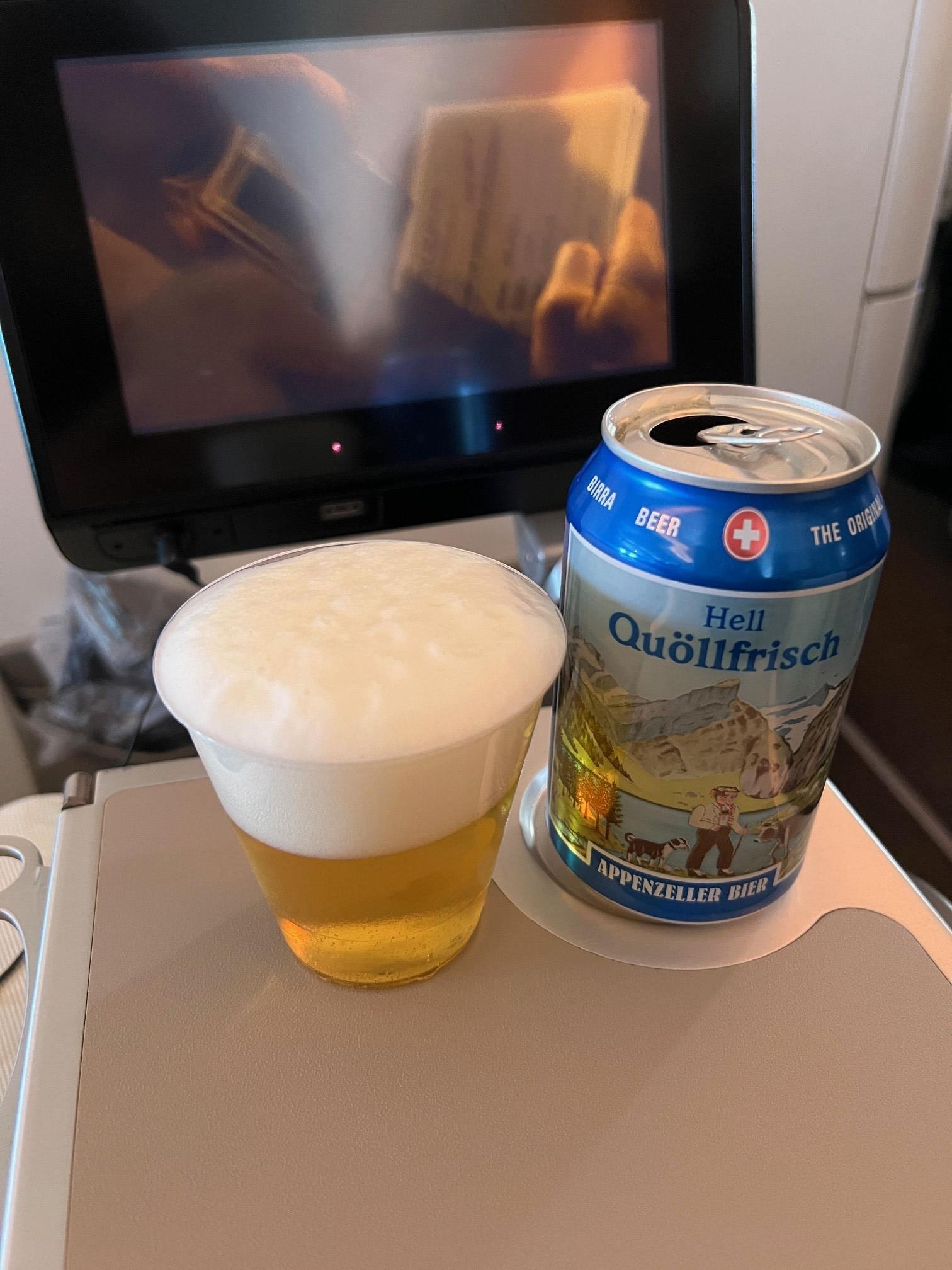 お酒が飲める方にオススメしたい機内で供されるQuollfrischというアッペンツェラ―ビール