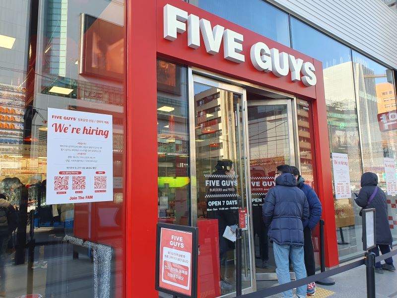 FIVE GUYS江南店の外観。