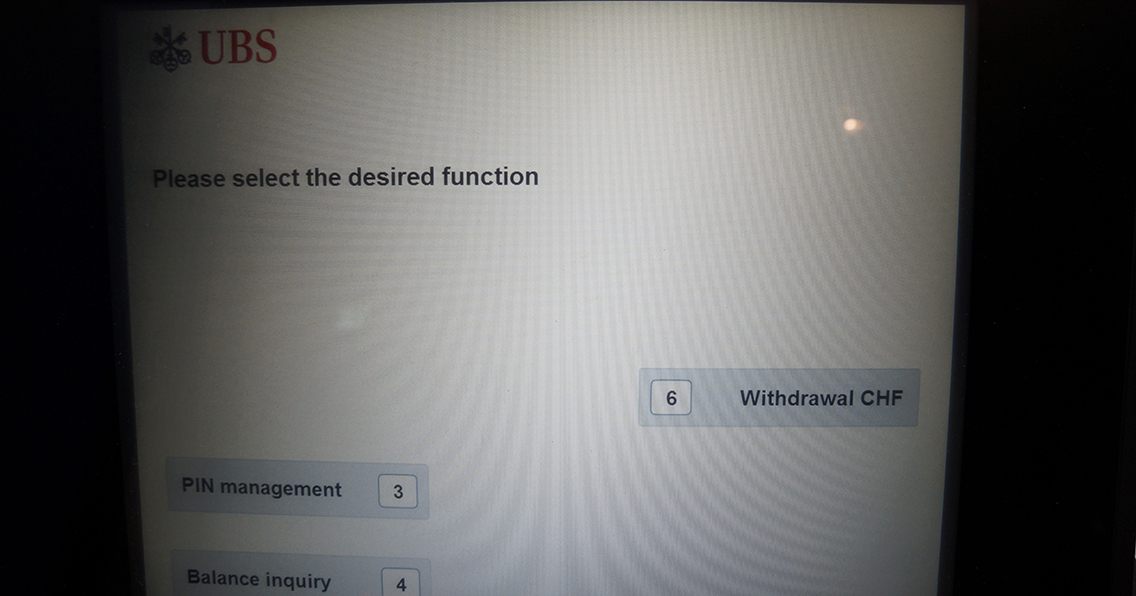 スイスのATMはドイツ語で初期表示がされる場合もあるので、その際は英語（ENGLISHやENなど）に言語を変更してから操作する
