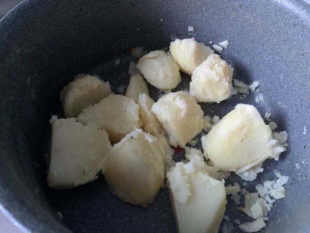 じゃがいもは粉ふき芋にし、一旦冷ましてからローストすることでカリっと仕上がります。