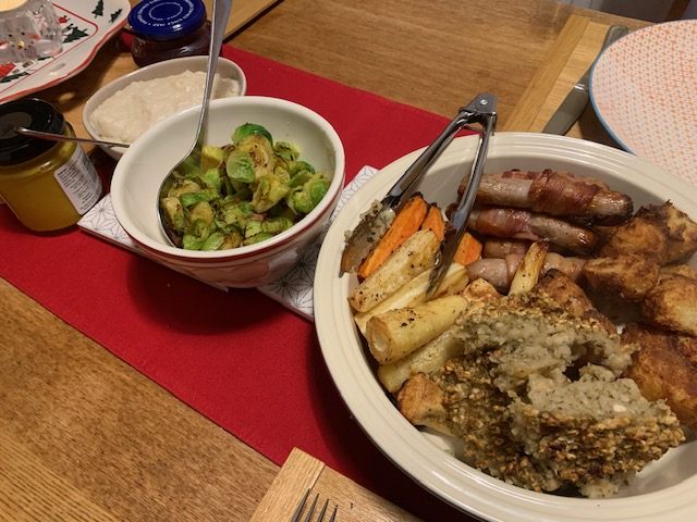 ローストした野菜とピッグインブランケット。そしてスタフィング。緑の物は芽キャベツです。
