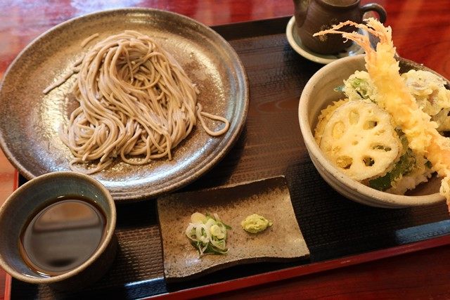 丼好き派には欠かせない「天丼セット」
自家製のお米を炊いたご飯に載るサクサクの天ぷらが堪りません。
