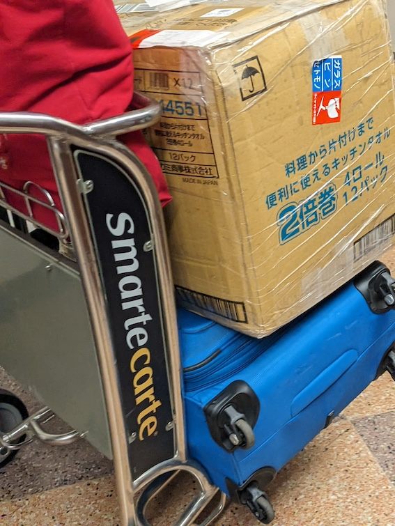 筆者が使用した段ボール箱の受託手荷物は、大型荷物向けカルーセルの方で出てきました