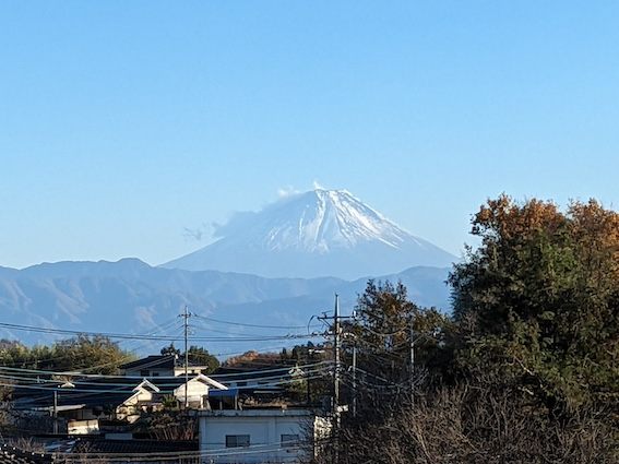 JR線から臨む積雪の富士山