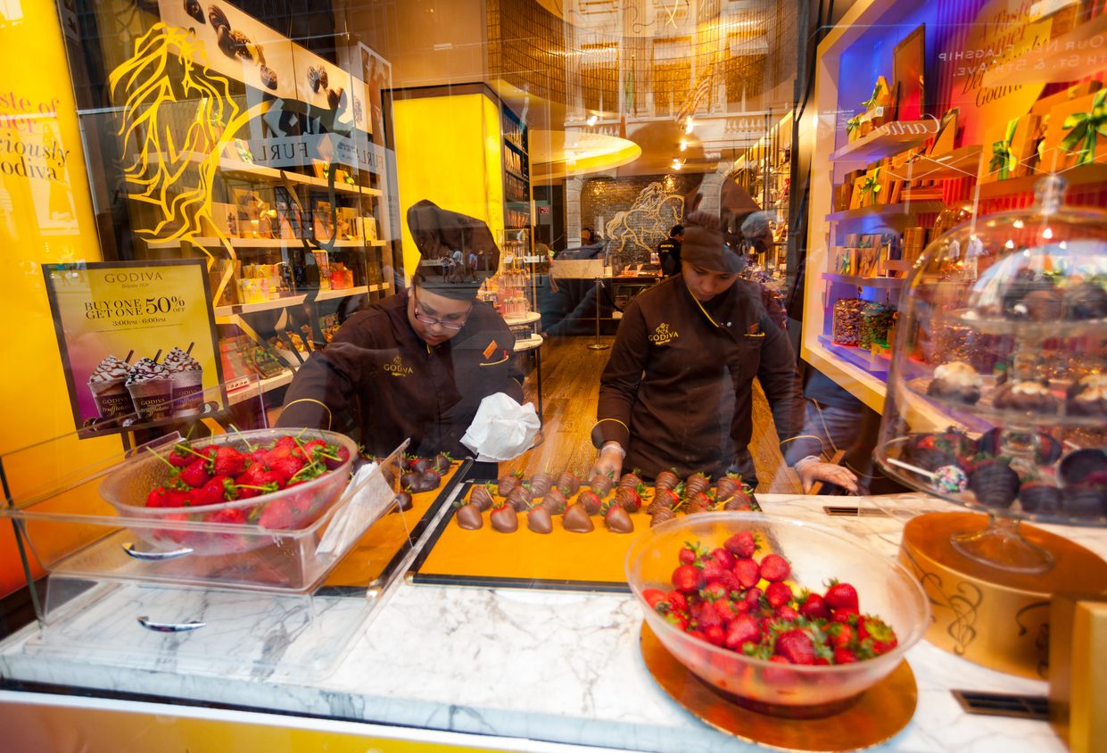 ニューヨーク市内の全店舗が閉店した「ゴディバ」。いちごにチョコレートがけする実演が観光客に人気だった、2017年当時の写真