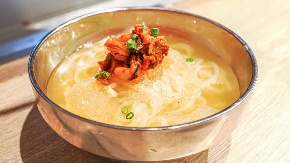 "BONDZ no Kodawari Reimen Shou" (BONDZ Specialty Korean Cold Noodle Small Size) with frozen ice of soup