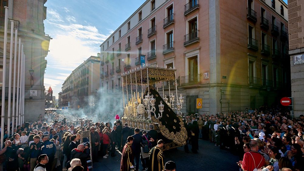 Fernando Tribiño © Madrid Destino
マドリードのマヨール通りを通るマリア像の後ろ姿。煙が見えるのはお香
