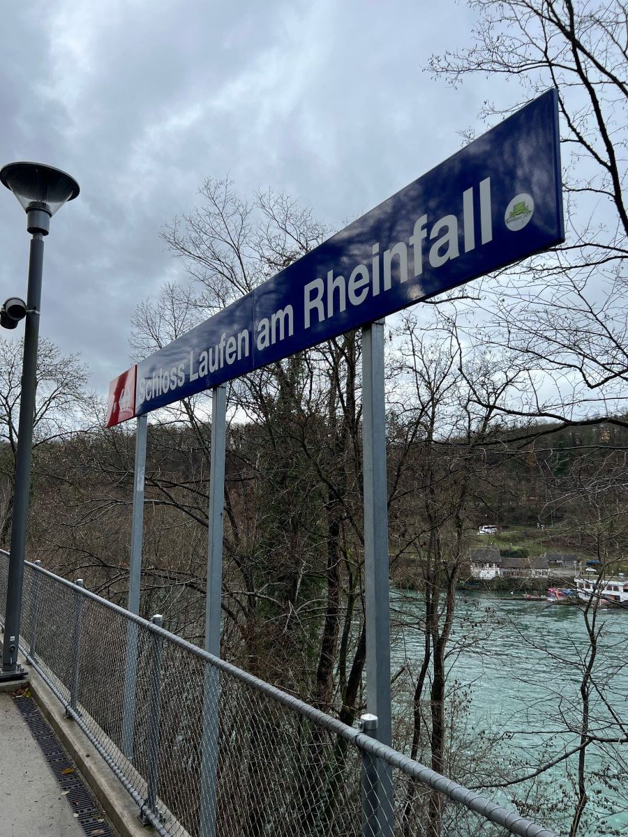 駅と滝が直結している珍しい駅