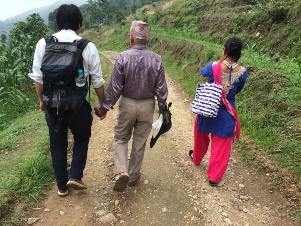 協力隊として活動中、道を歩いていると後ろからやってきたネパール人男性がおもむろに先輩隊員(日本人)の手を握り歩き出しました。山道を下るまではこの状態。手をつなぎながら終始楽しそうにおしゃべりをしていました