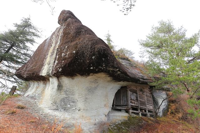 奇岩に囲まれた弘法岩屋へ。
屋根部分に当たる岩塊は、まるで寄棟の様に見える形が特徴的です。