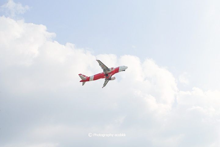 タイ・プーケット旅行】プーケット国際空港近く、飛行機が間近で見