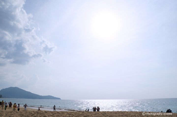 マイカオビーチの砂浜と夕日