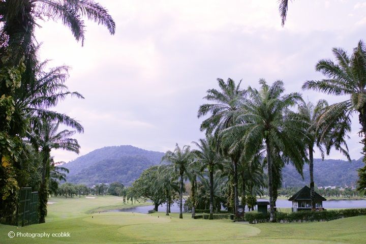 宿泊施設「Tinidee Golf Resort Phuket（ティニディーゴルフリゾートアットプーケット）」からゴルフ場併設のレストランへ行く途中（徒歩約1分の距離）に見られたゴルフ場「LOCH PALM GOLF CLUB（ロックパームゴルフクラブ）」の風景