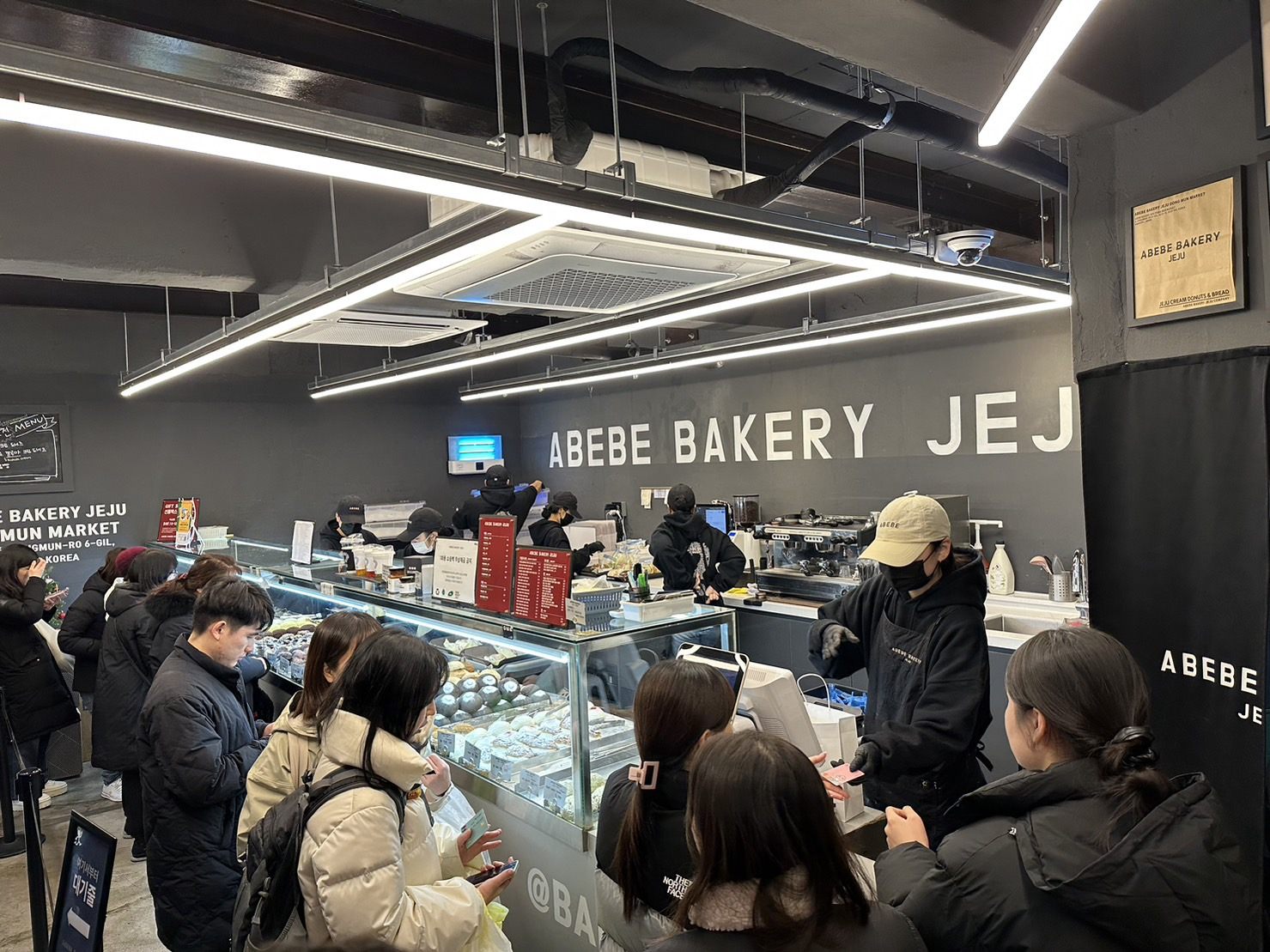 朝早くから行列ができる大人気ベーカリー「ABEBE BAKERY JEJU」でひと休み