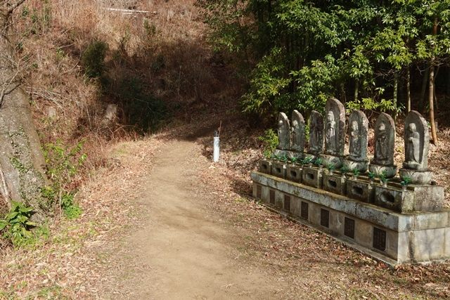 （登山道入口）
六地蔵と聖観音像が祀られています。
なお、途中にも石仏がみられます。