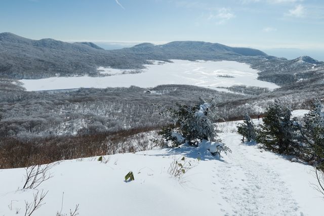 山頂のやや手前より、雄国沼と外輪山の様子です。
向い側の古城ヶ峰や二子山などもよく見えています。