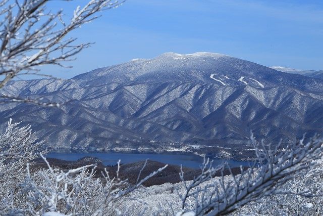 北東側には、凍結していない桧原湖の先に西大巓＆西吾妻山が確認できます。