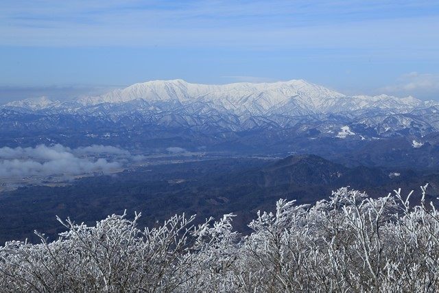 圧倒的な存在感を醸し出す飯豊連峰