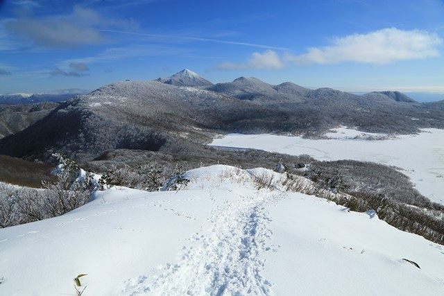 雄国沼と磐梯山方向です。