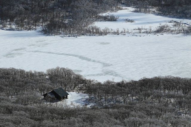 雄国沼休憩舎を眺めながら分岐へと戻り、同じ道で下山しました。