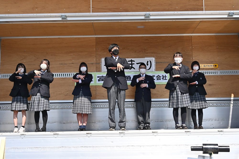 手話歌を披露する身延山高校手話コミュニケーション部の皆さん