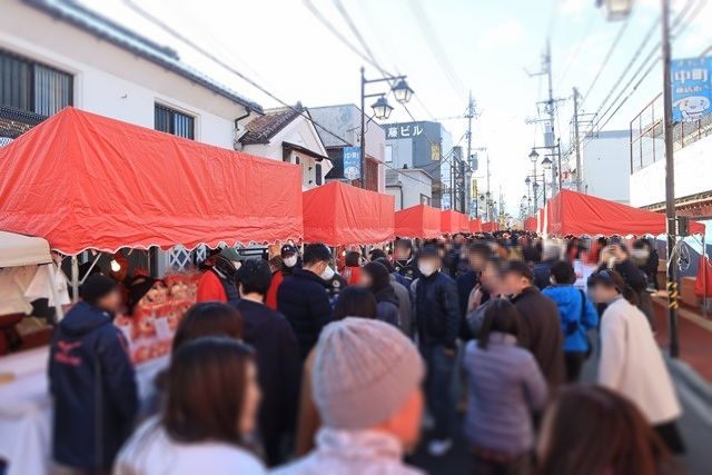 白河市で開催された伝統行事「白河だるま市」へ行って来ました。
時の白河藩主「松平定信」が城下の繁栄祈願のため、お抱え絵師にだるまを作らせたことに因むイベントです。