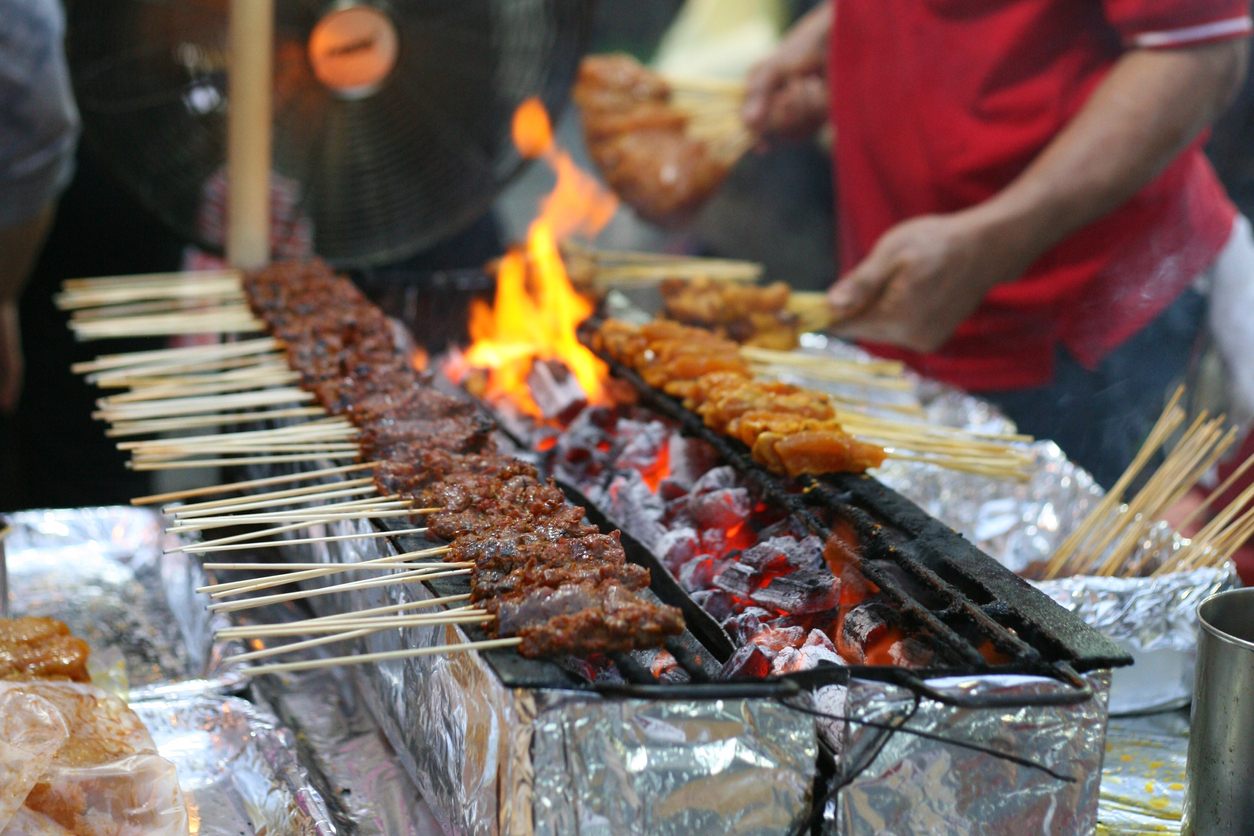 串焼きのサテーを焼く路上屋台も出店