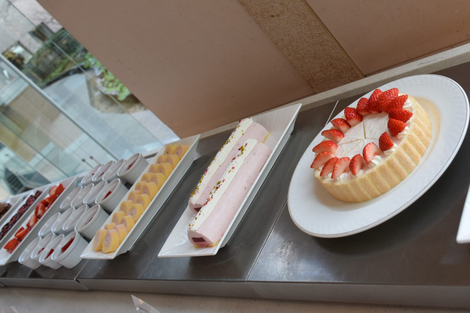 右から、シャルロットバニラ、苺のレアチーズケーキ、苺クリームのロールケーキ