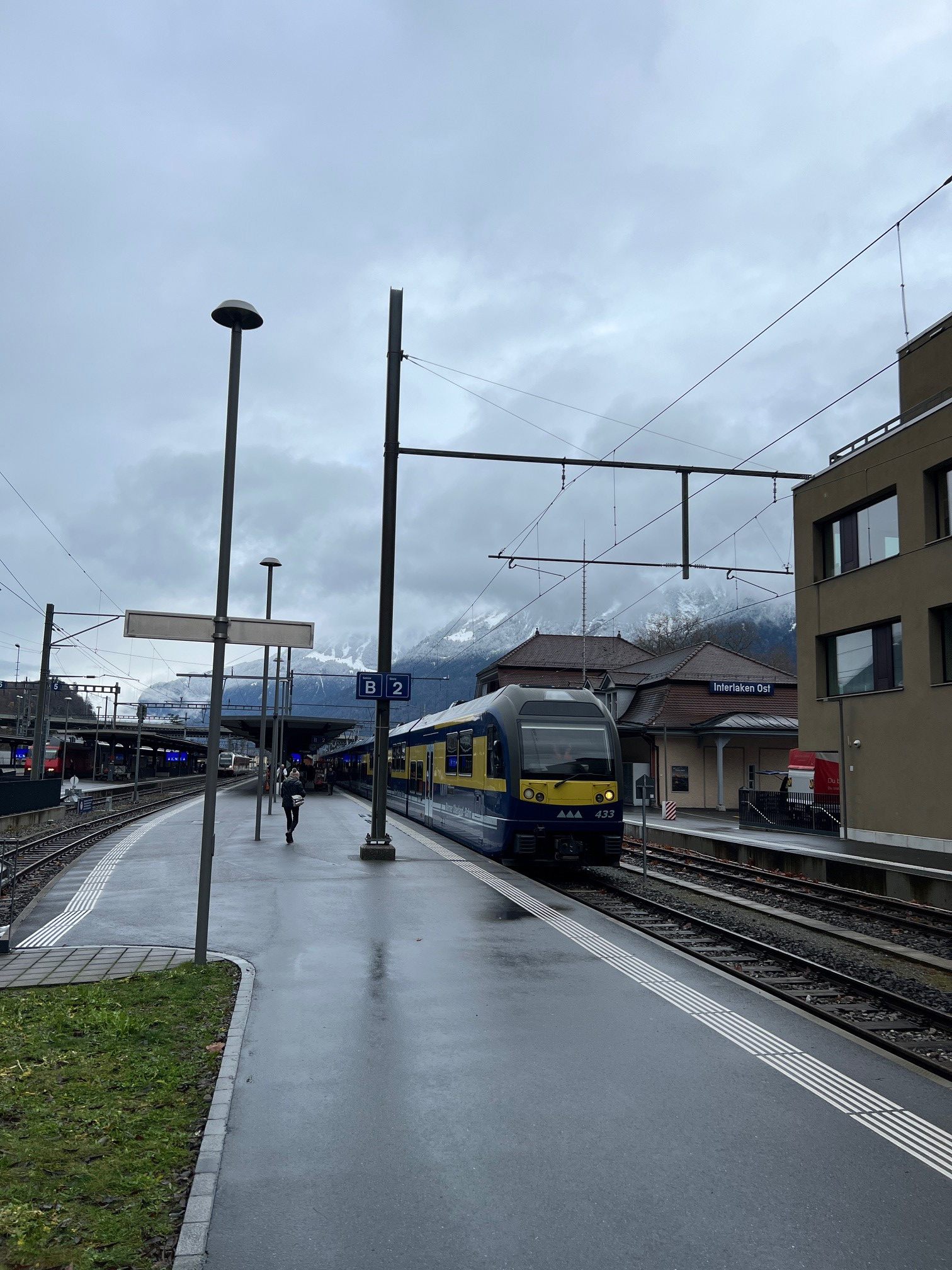 インターラーケン・オスト（東）駅に到着。雪の量がずいぶん違います。インターラーケンは街の西（ヴェスト）にも駅があります。徒歩でも20分ほどかかるので、注意したいところ…