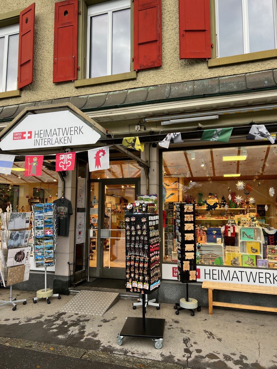 オシャレなディスプレイの店も多い。人気のギフトショップHeimatwerk Interlaken