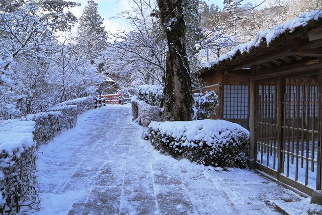 庫裡を過ぎて開運橋へと向かいます。