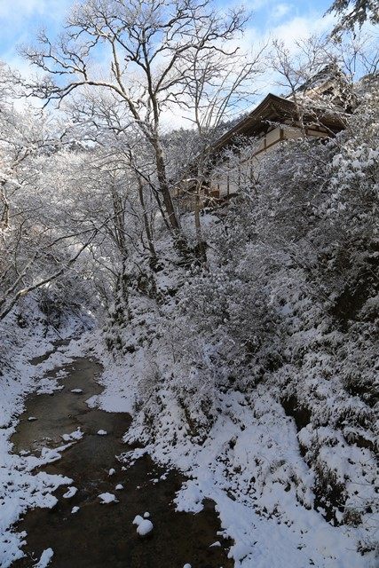 大同橋の上より、護摩殿と宮川（山本不動渓流）の様子です。