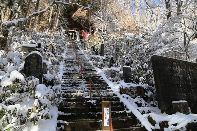 奥の院へと続く130段の石段を上ります。
特別な靴でなくても十分歩ける状態まで除雪されていました。