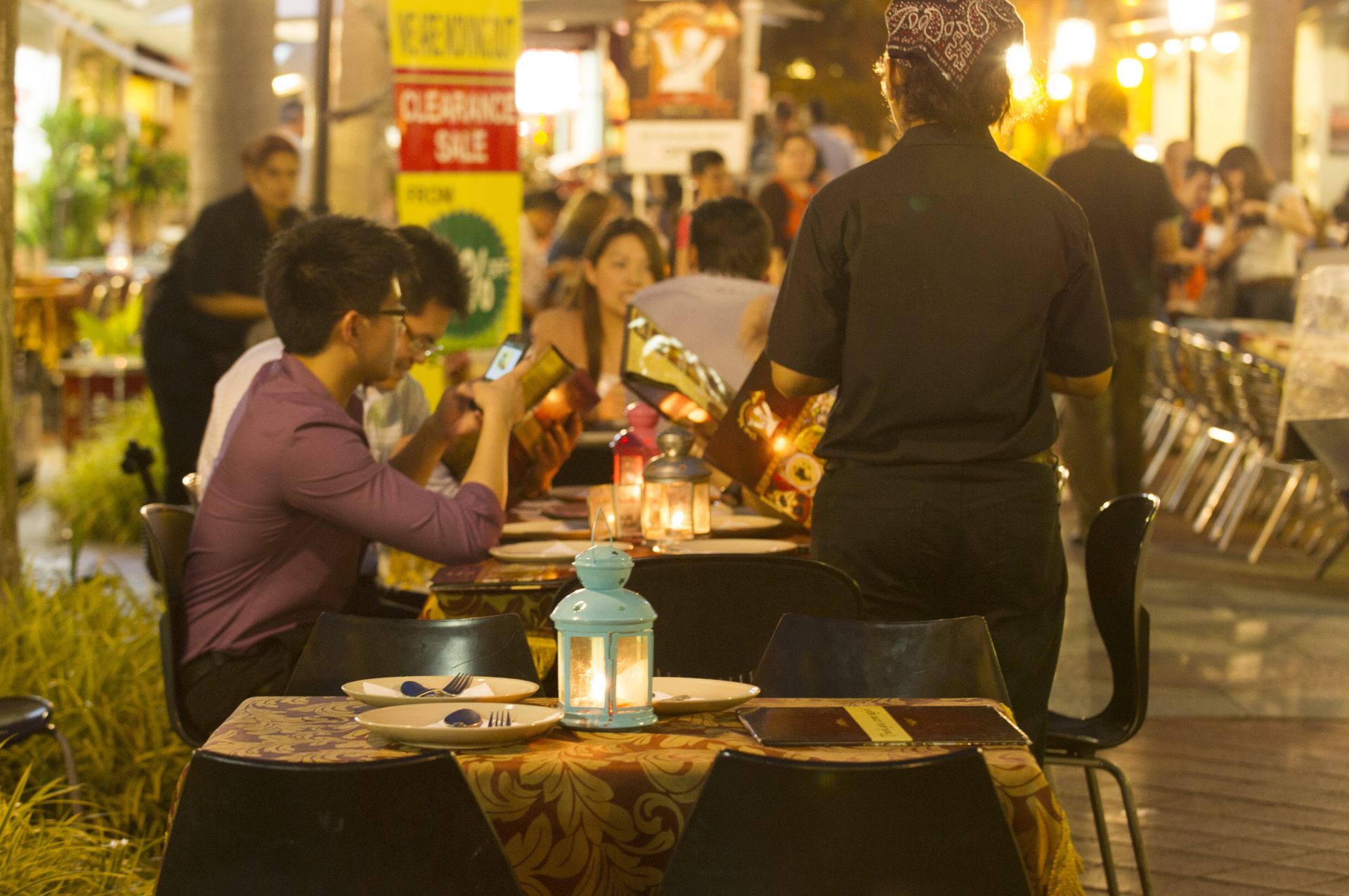 夜になるとにぎわいを増すブッソーラ・ストリートの中東料理店