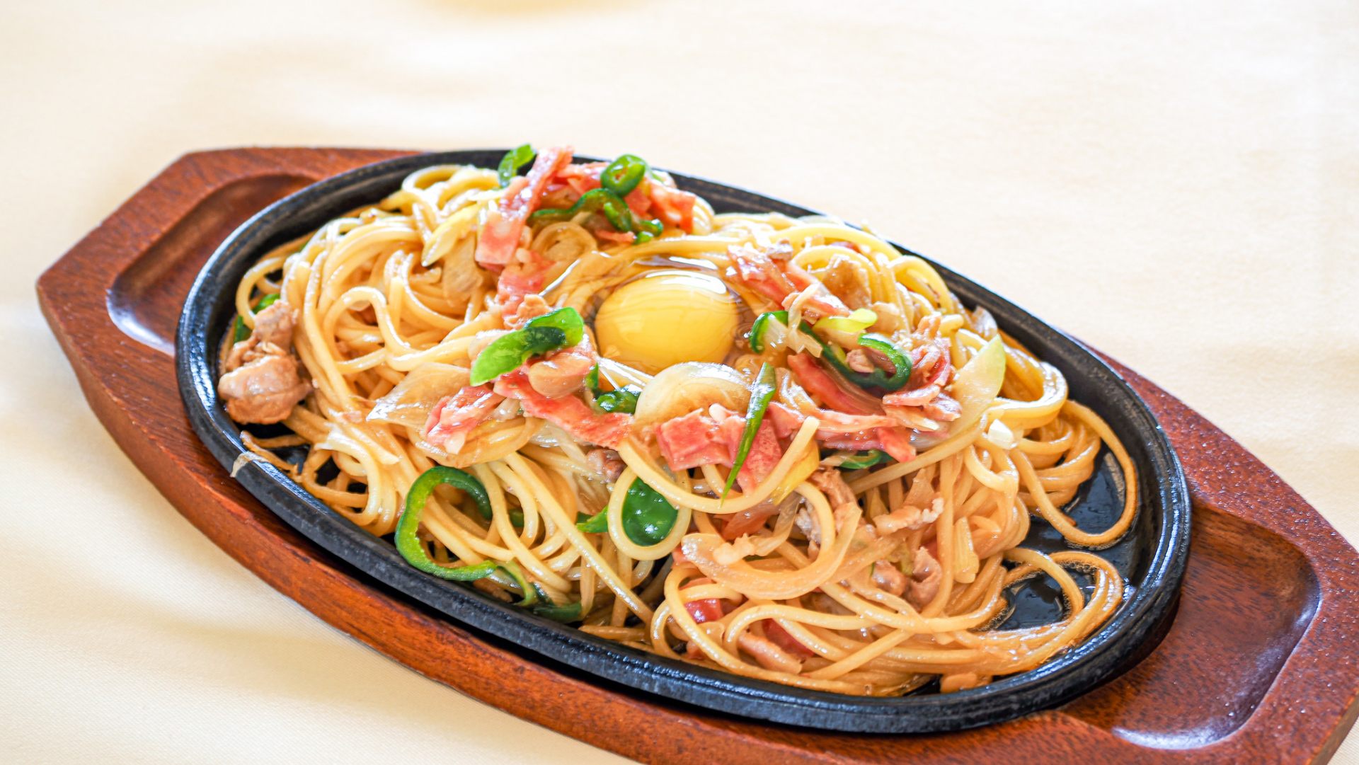 Serving style of "Japanese style Pasta" at Century Royal Hotel at the time