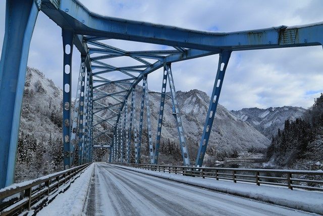 金山町水沼地内より、[只見線](https://tadami-line.jp/)の第四只見川橋梁を撮影してみました。
先ずは、かつての定番"R252の水沼橋"から眺めてみます。