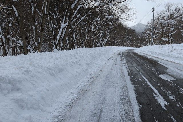 南会津にある[竜神滝](https://www.kanko-aizu.com/information/33543/)へ行って来ました。
度々訪れているスポットですが、積雪期は初となります。
この時期に入るのは稀なようで、滝の入口は除雪された雪に閉ざされていました。
（積雪量は、例年よりかなり少ないとのこと）