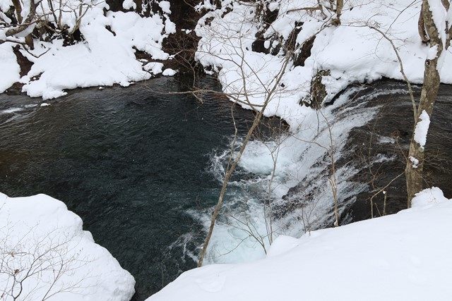 雪壁を超えて左岸側上部から竜神滝の様子を伺います。
結氷しておらず、水量もかなり多いようです。