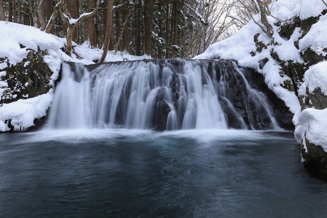 荒海川を渡りつつ、滝を正面より。
（川面の石を頼りに慎重に渡ります）