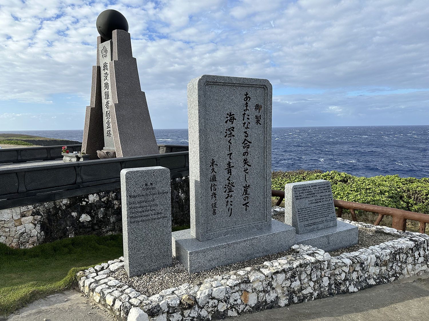 毎年多くの日本人が慰霊に訪れます