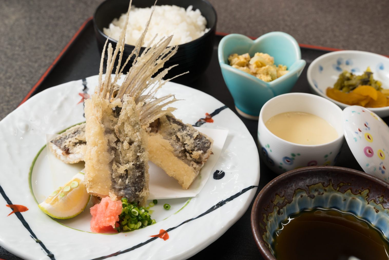 羽までカラッと揚げたトビウオのから揚げは必食