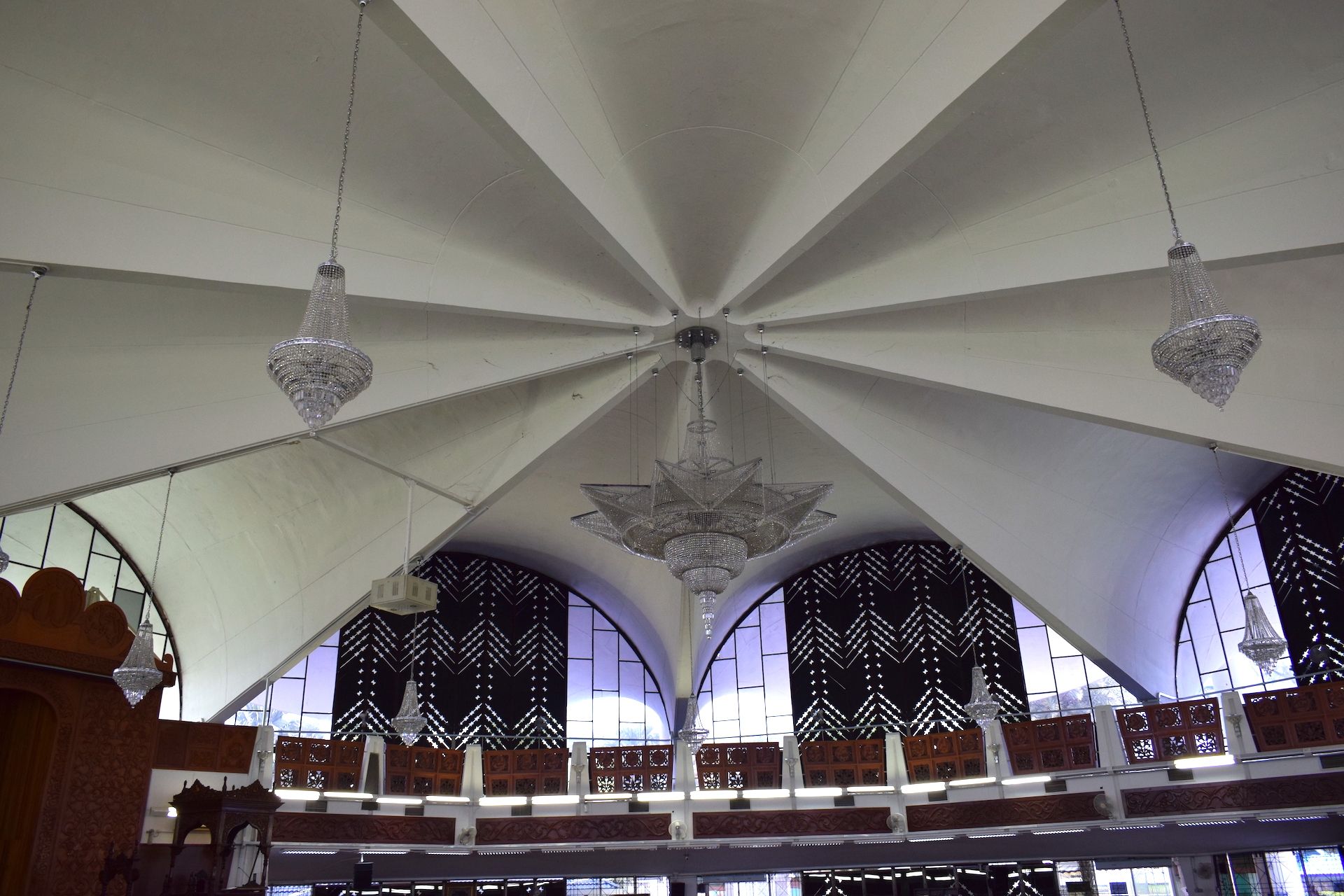 礼拝室の天井は傘状になっている