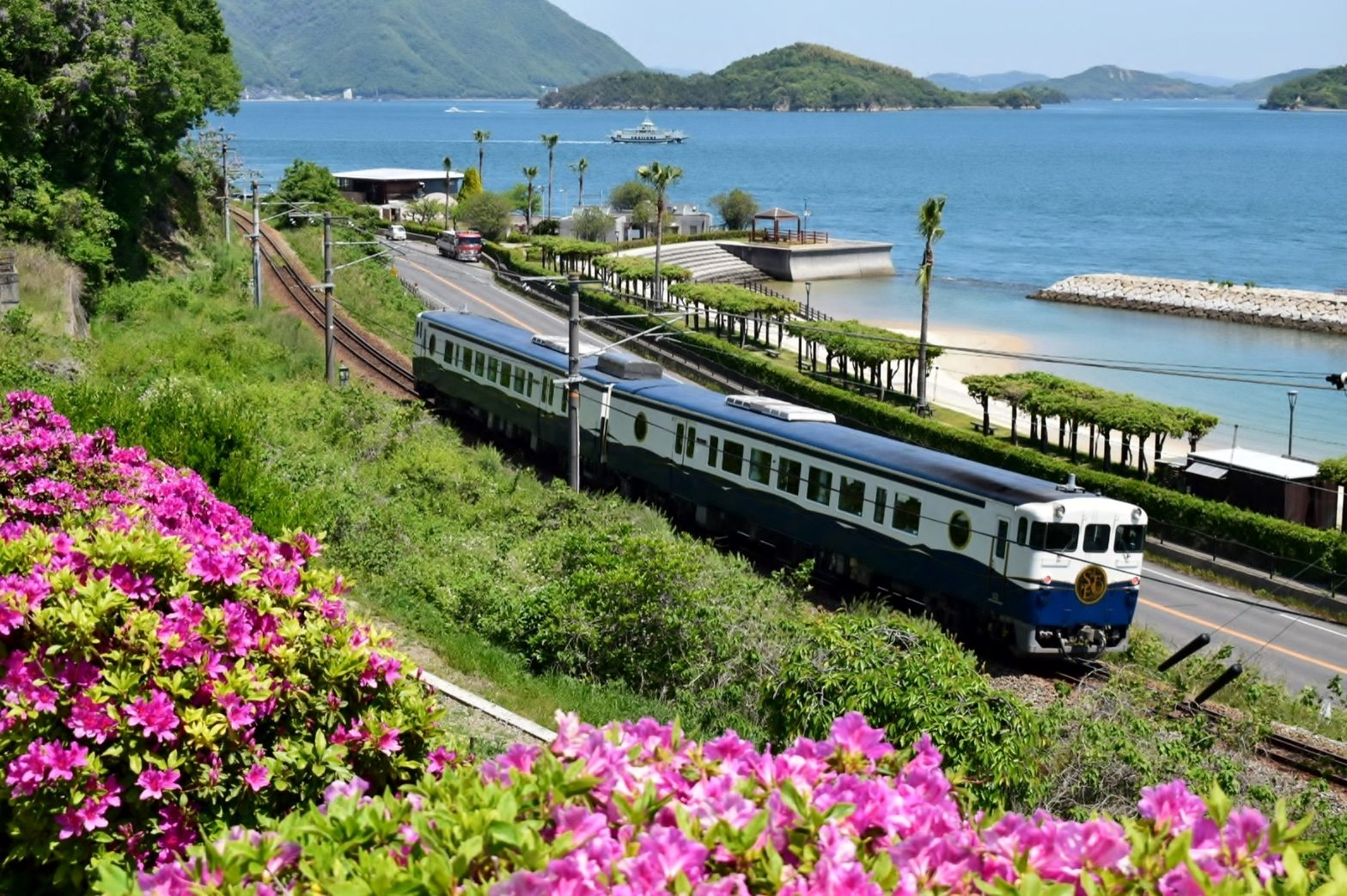 瀬戸内の「青」と海岸線から見える波の「白」をイメージした車体