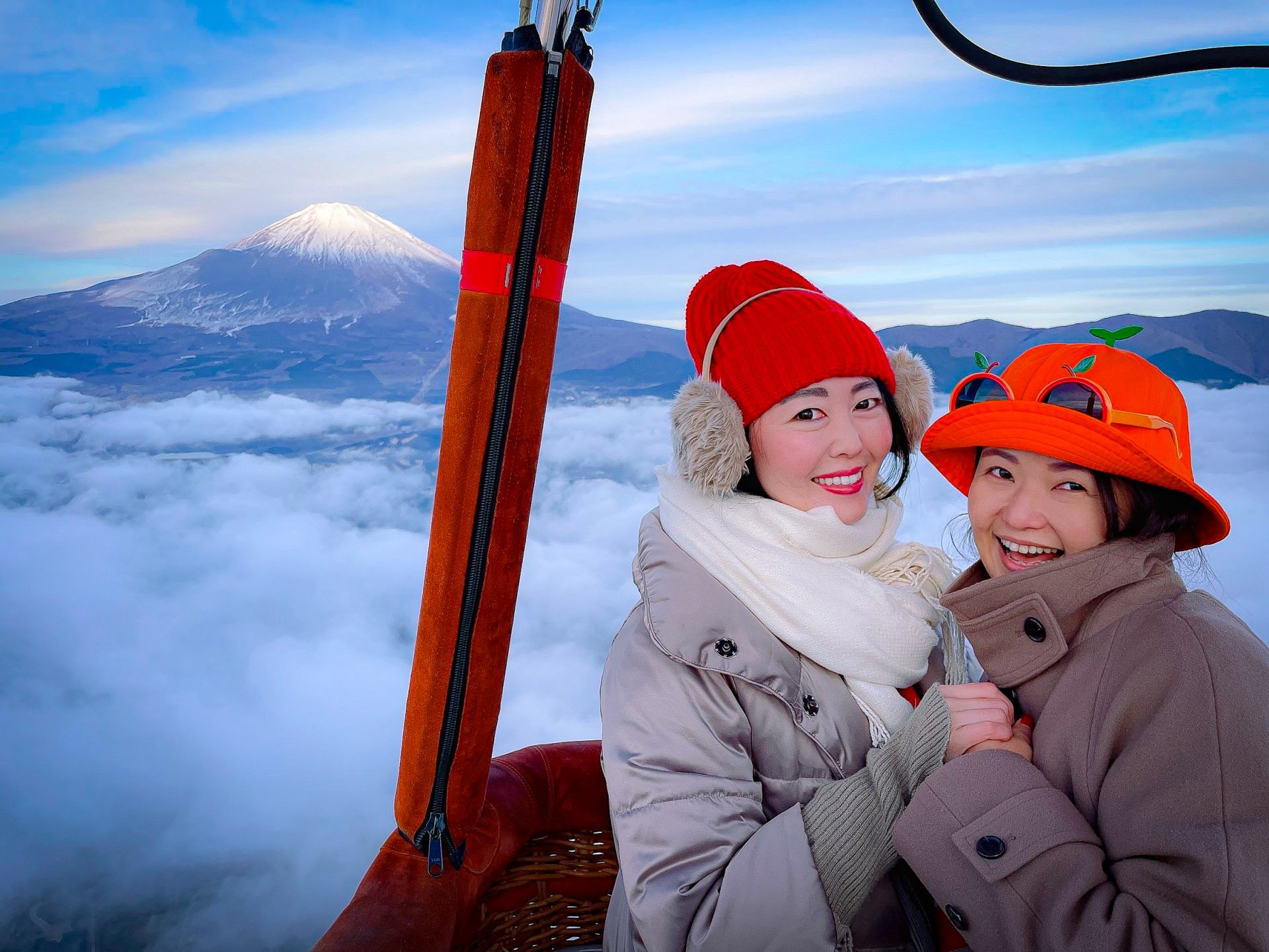 雲を抜けると目の前に富士山がお目見え