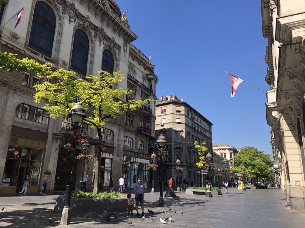 ヨーロッパの街並みが広がるセルビア・ベオグラードの広場