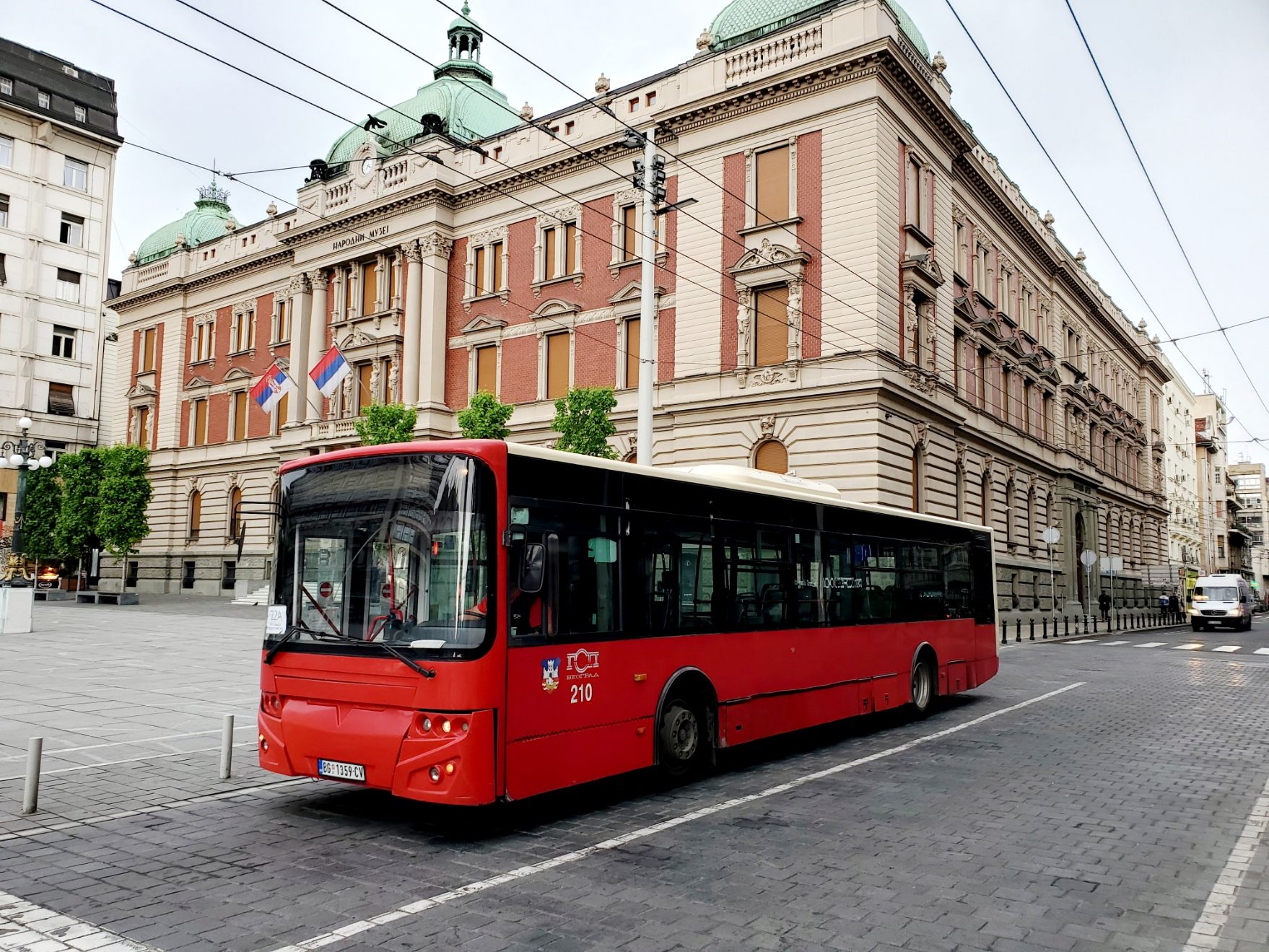 ベオグラードの主要な交通であるバス