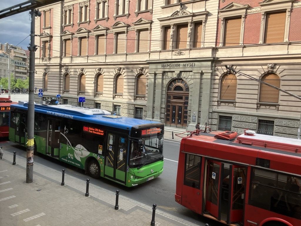 ベオグラード市内を走る電気バス