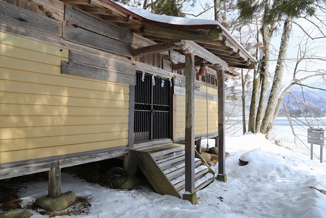 北塩原村は桧原湖畔にある[大山祇命神社](https://www.urabandai-inf.com/?page_id=24992)へ行って来ました。
磐梯山の噴火で出来た桧原湖に沈む参道と鳥居が神秘的なスポットです。
久々に冬季の"幻の参道"の様子を伺いました。