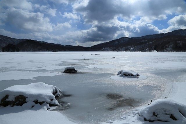 奥の鳥居は、微かに上部が見える程度。ボート等の衝突防止用の目印となるブイが目立っていました。