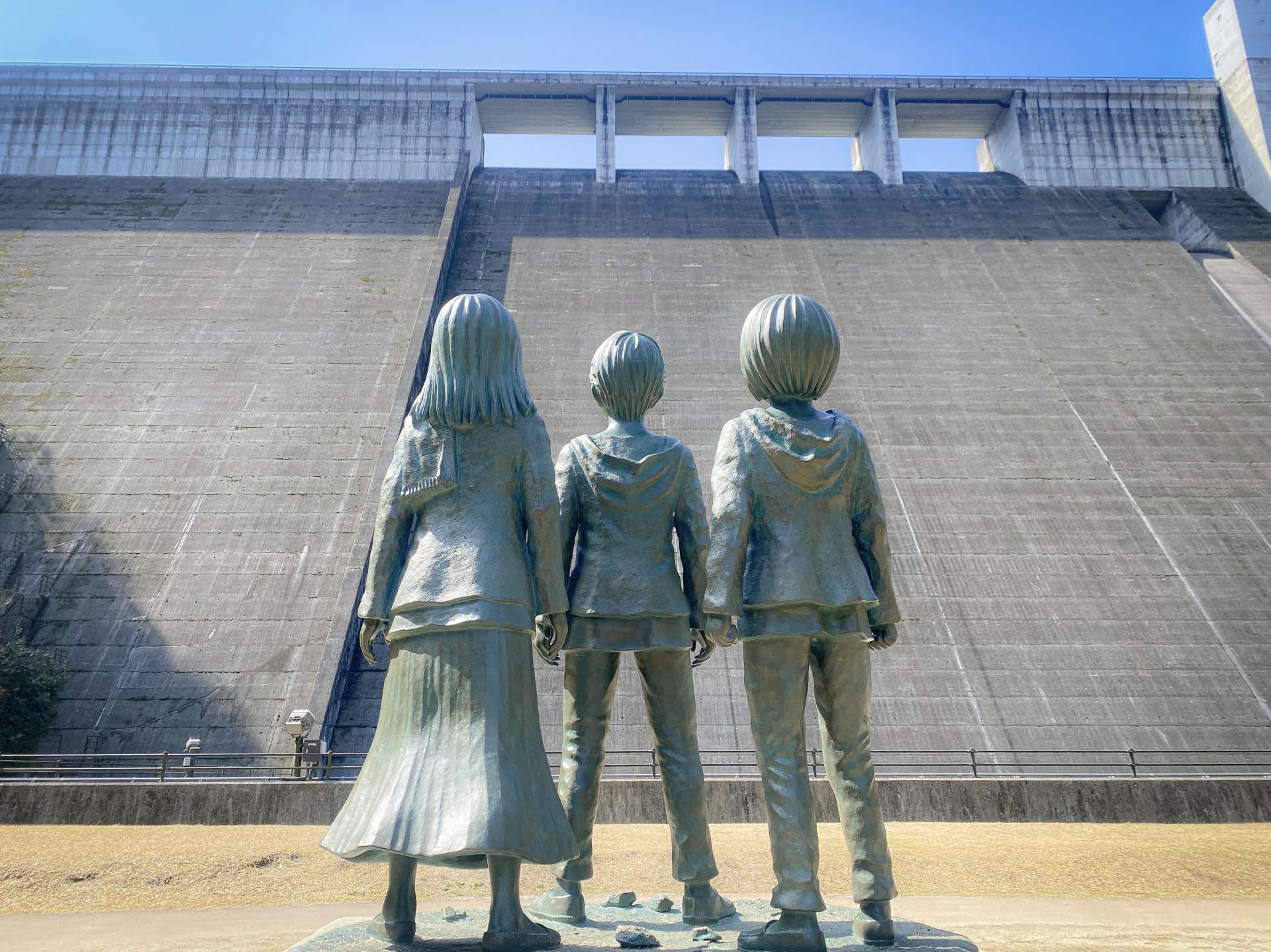 「エレン・ミカサ・アルミンの少年期の銅像」©諫山創／講談社
